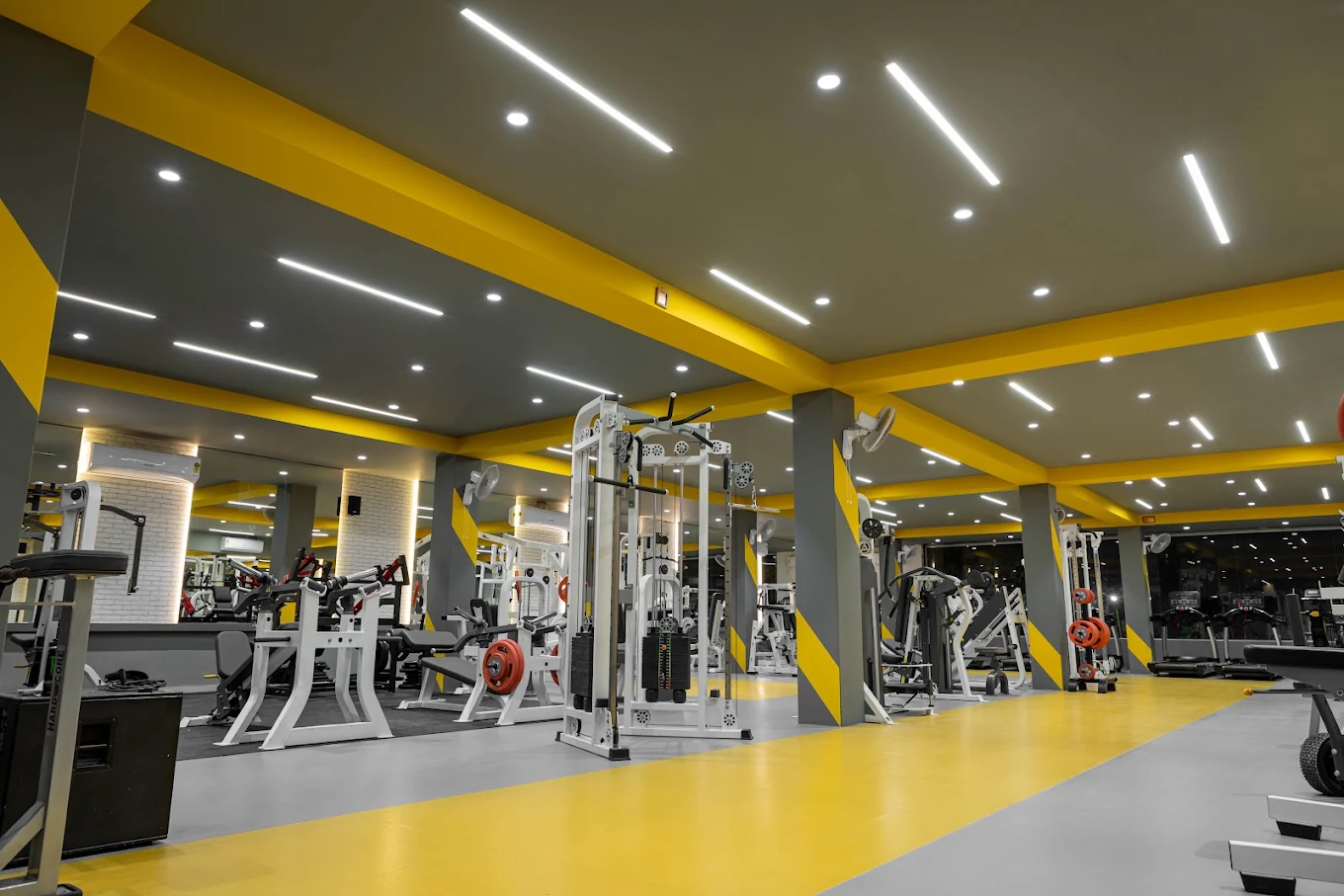 Krunch Fitness gym training environment in Thane